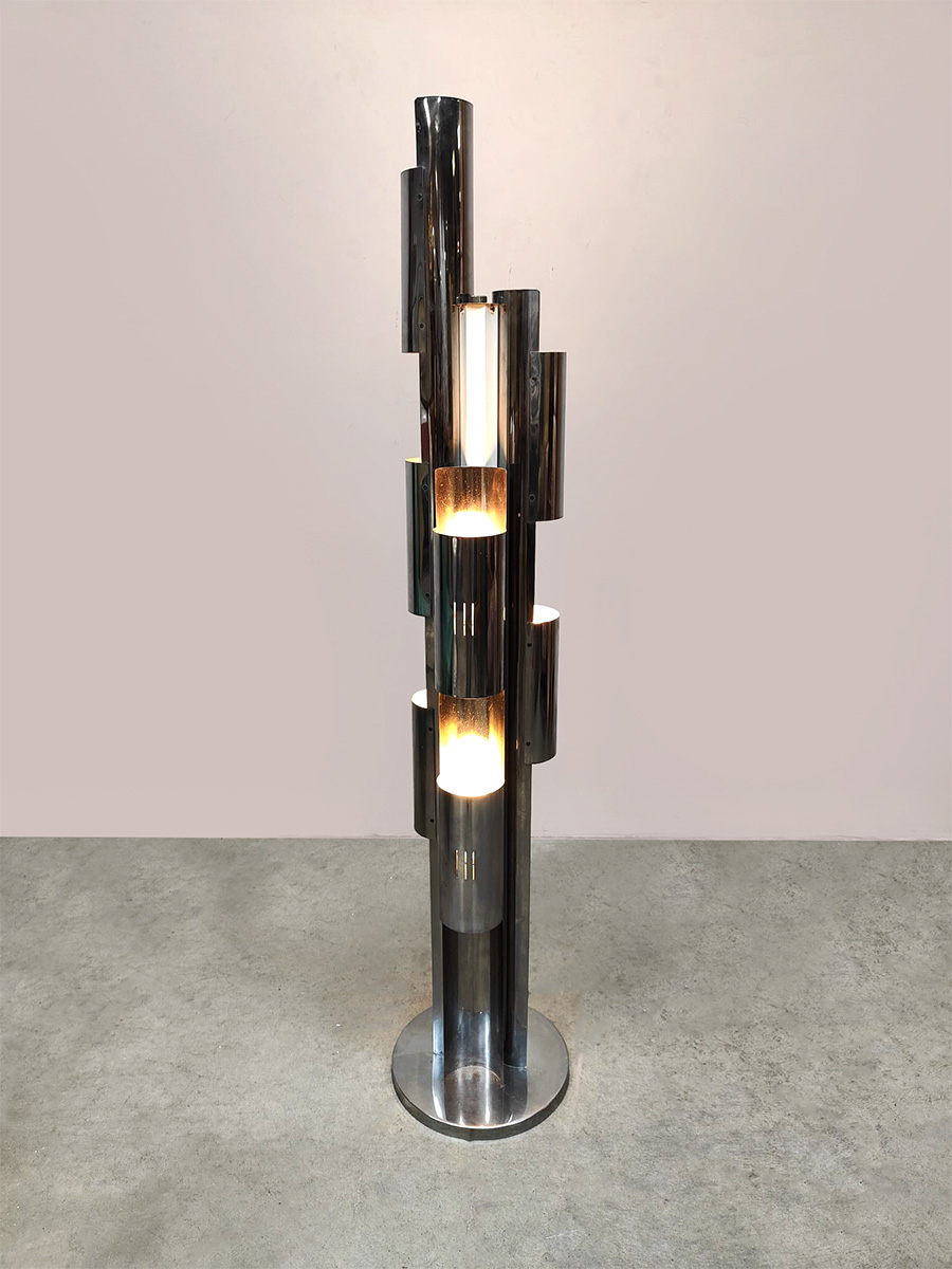 Midcentury interior design chrome metal floorlamp Italiaanse chromen vloerlamp 1970 Midcentury interior design chrome metal floorlamp Italiaanse chromen vloerlamp 1970