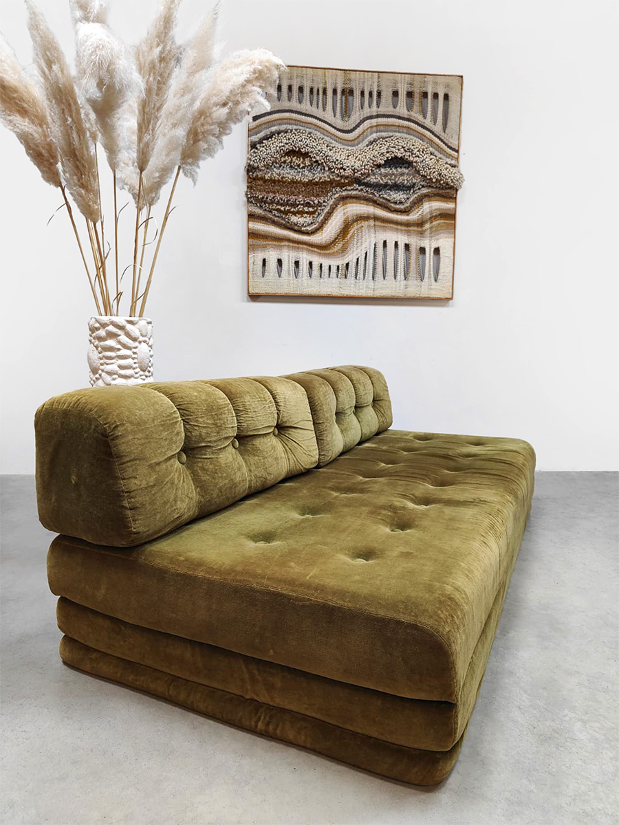 Midcentury interior design convertible sofa daybed double bed velours lounge bank ‘Green velvet’