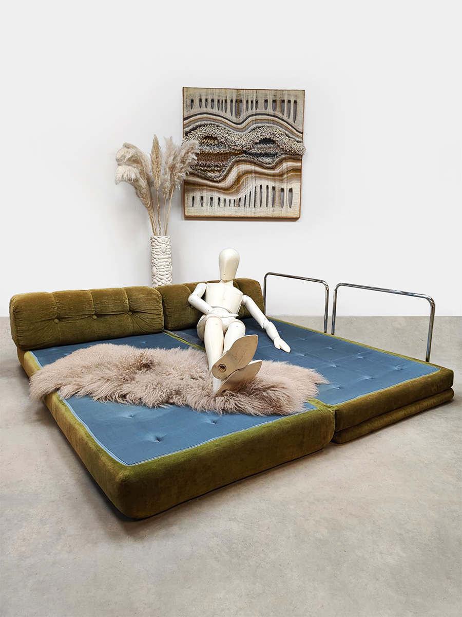 Vintage furniture design convertible sofa daybed double bed velours lounge bank ‘Green velvet’ Vintage furniture design convertible sofa daybed double bed velours lounge bank ‘Green velvet’